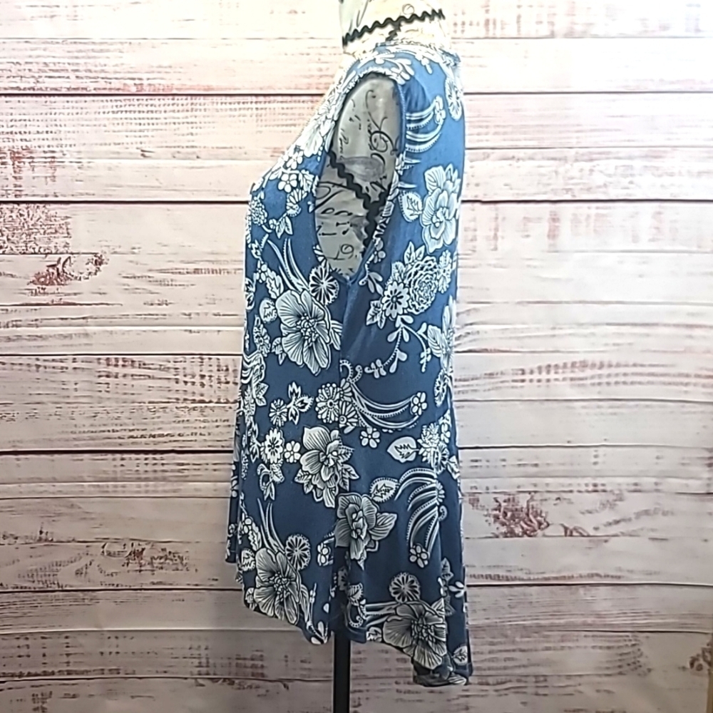 Papillon sleeveless zipper front tank - Picture 4 of 8